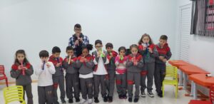 Crianças em aula de música tocando flauta